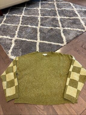 Women’s Green Checkered Sleeve Sweater